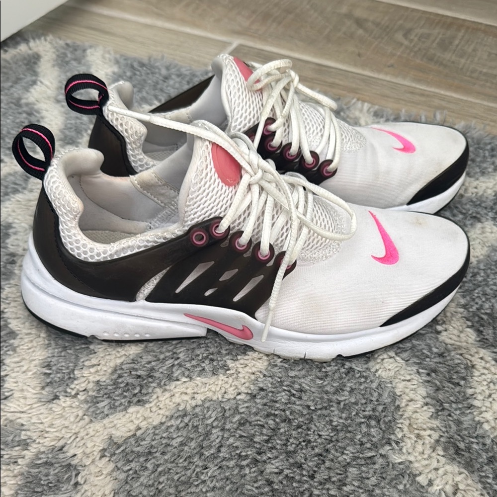 Nike presto Women's White and Pink Athletic Shoes